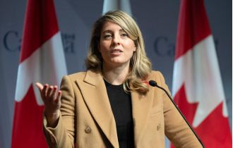 Canada's Cabinet officials discuss with US President's pick for commerce secretary to prevent tariffs.