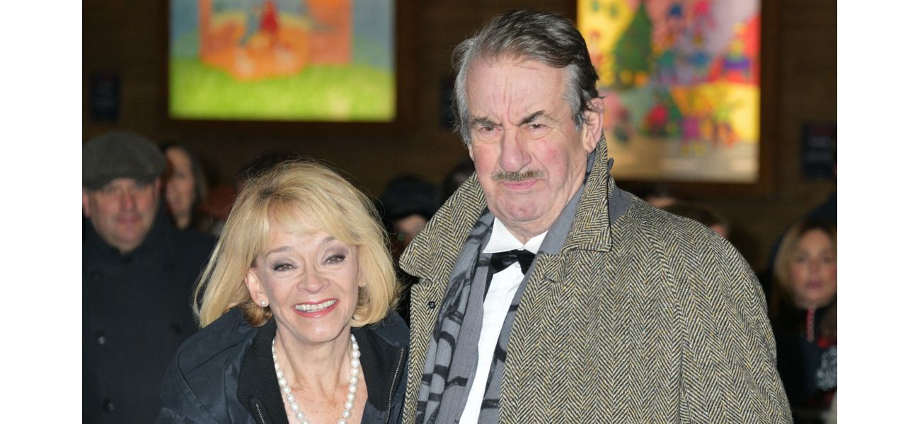 John Challis' widow finds something at his grave and is overcome with emotion.