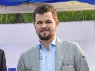 Carlsen disqualified from chess competition for breaking dress rules.