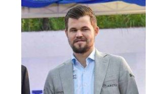 Carlsen disqualified from chess competition for breaking dress rules.