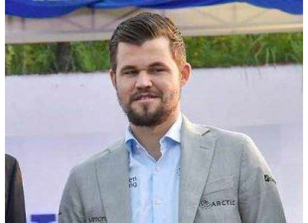 Carlsen disqualified from chess competition for breaking dress rules.