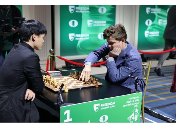 Top chess player Magnus Carlsen leaves competition when asked to change pants.