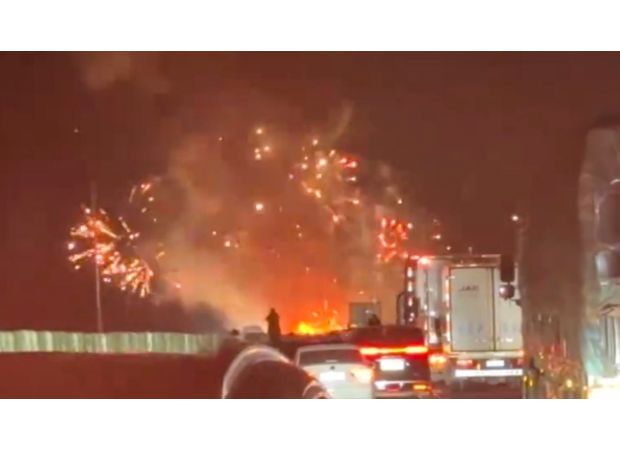 Truck with fireworks crashes and causes amazing highway show.