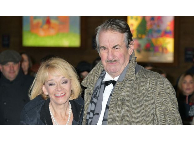 John Challis' widow finds something at his grave and is overcome with emotion.