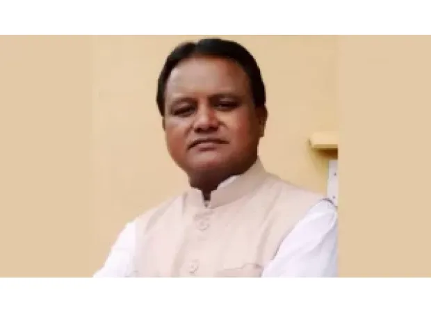 Odisha CM checks crop destruction from unexpected rains, orders officials to provide aid to impacted farmers.