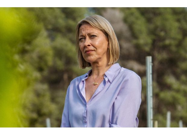 Get a glimpse into the private life of Split actress Nicola Walker and her unforgiving husband.