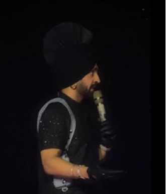 Diljit Dosanjh dedicates his Guwahati performance to ex-PM Manmohan Singh.