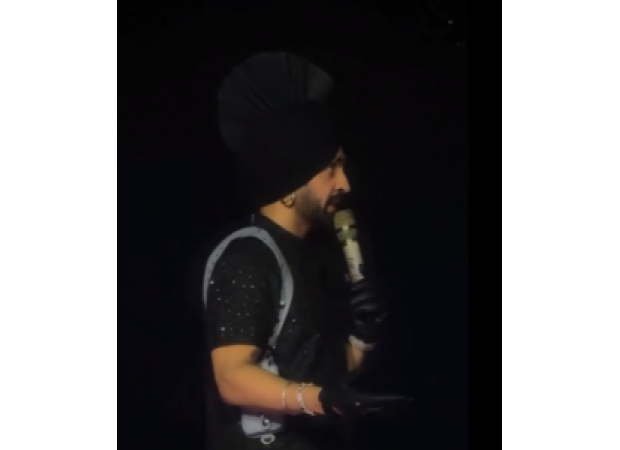 Diljit Dosanjh dedicates his Guwahati performance to ex-PM Manmohan Singh.