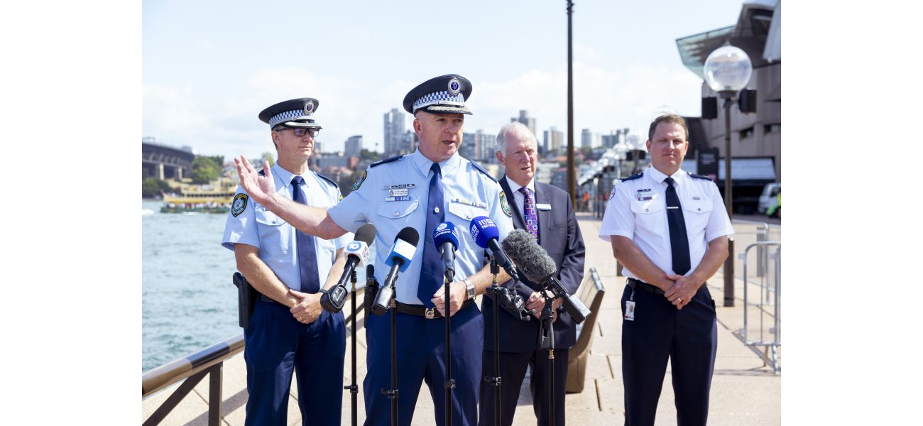 Violence and detentions overshadow Sydney's New Year's Eve festivities.