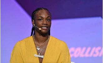 Boxing champion Claressa Shields criticizes lack of support from female boxing community for her biopic.