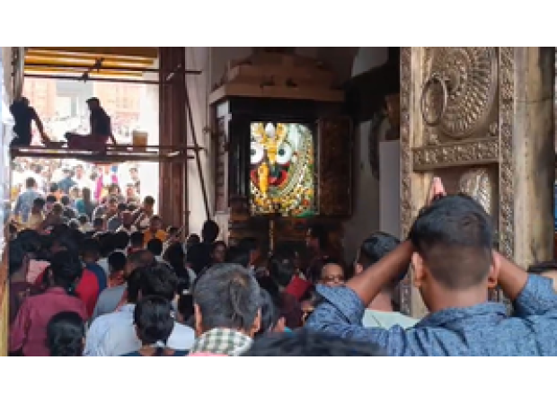 Many people are going to Puri to see Lord Jagannath on New Year's Day.