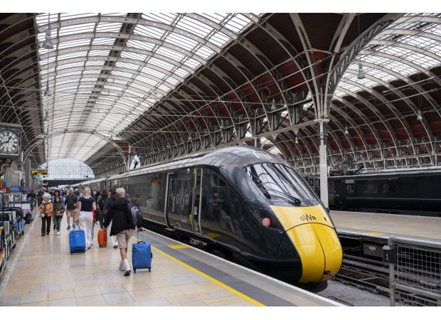 Are buses and trains operating on New Year's Day?