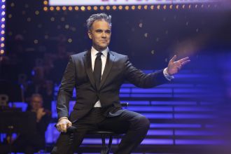 Robbie Williams to do free concert in Federation Square.