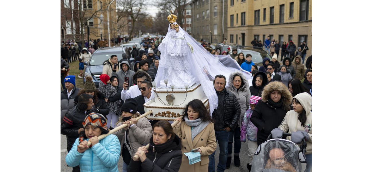 Ecuadorians gather for religious service and fellowship at church in Albany Park.