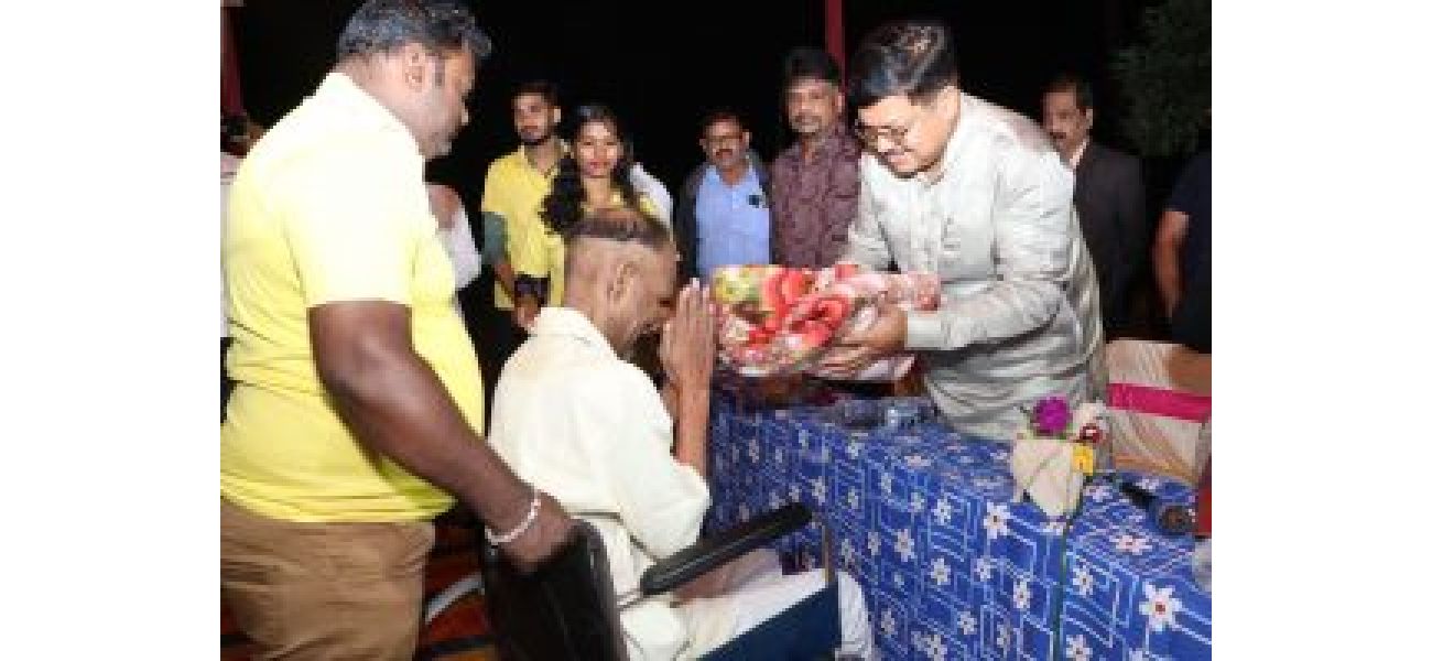 Minister of law gives out fruits and blankets at a shelter home.