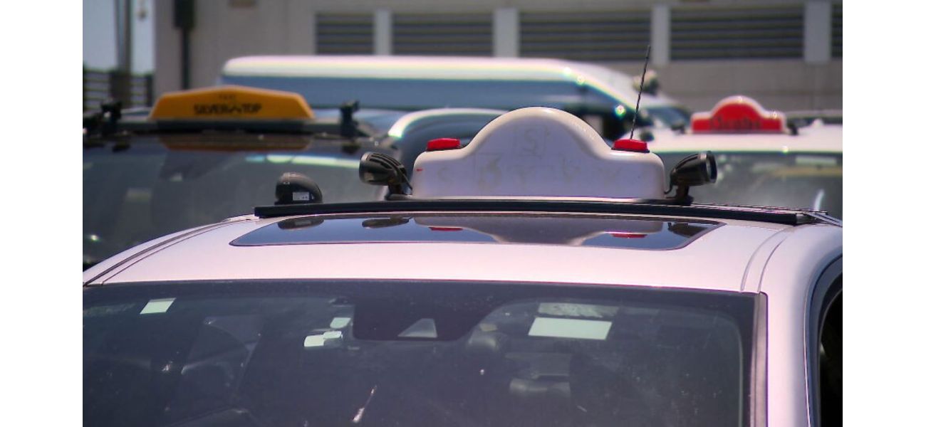 Travelers advised to be wary of fraudulent airport taxi drivers during Australian Open event.