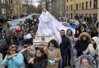 Ecuadorians gather for religious service and fellowship at church in Albany Park.