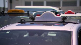 Travelers advised to be wary of fraudulent airport taxi drivers during Australian Open event.