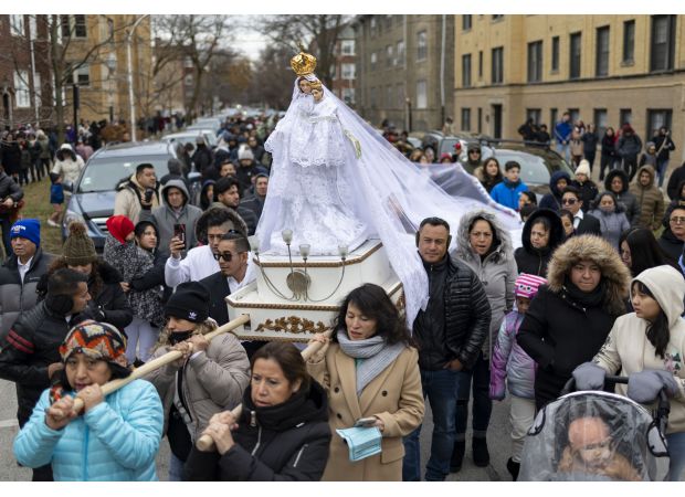 Ecuadorians gather for religious service and fellowship at church in Albany Park.