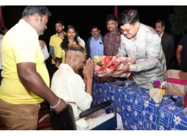Minister of law gives out fruits and blankets at a shelter home.