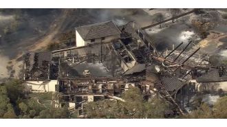 Perth bushfires destroy home while owners are away.