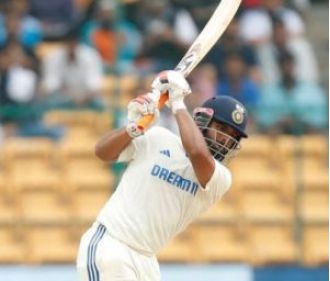 India's score falls to 107/4 by the end of day 1's tea break.