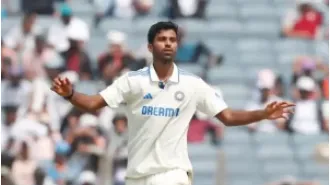 Former cricket players have conflicting opinions about the dismissal of player Sundar.