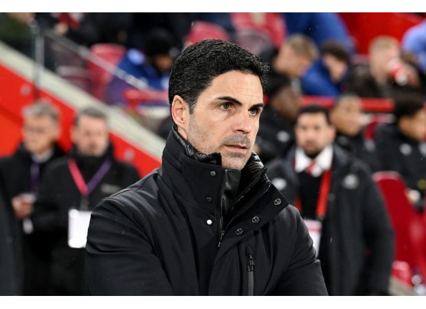 Arteta urges two Arsenal players at risk of leaving for free to stay with the team.
