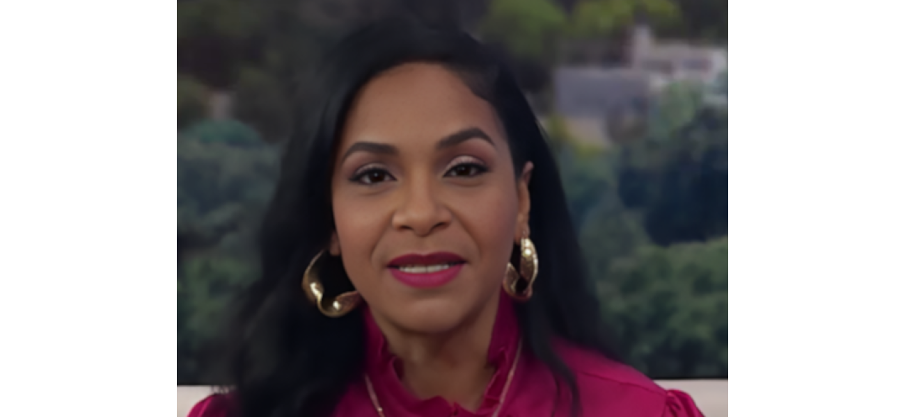Singer Teedra Moses threatens woman accusing her of supporting R. Kelly.