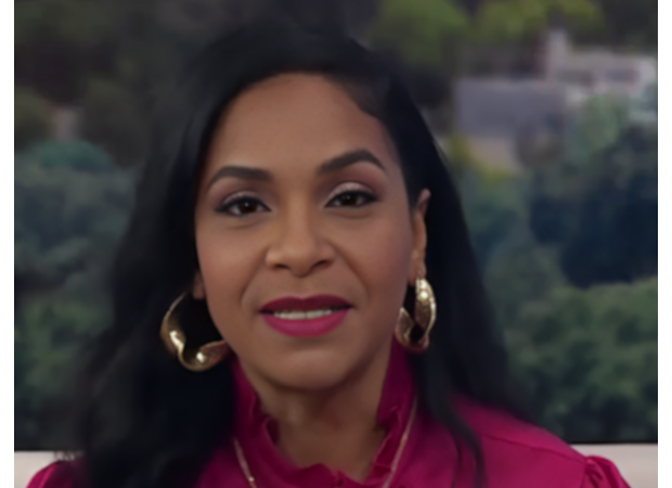 Singer Teedra Moses threatens woman accusing her of supporting R. Kelly.