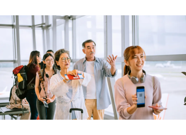 Airline employee receives praise for using clever strategy to deal with passengers who cut in line at the gate.