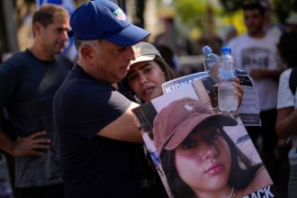 Hostage's family wants Netanyahu to make deal with Hamas to end conflict.