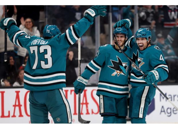 The San Jose Sharks beat the New Jersey Devils with a last-minute goal.