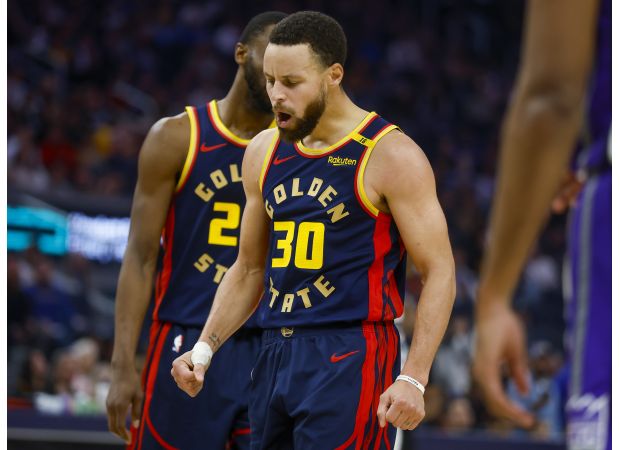 In a recent game, Curry seems energetic but the Warriors didn't have enough backup, resulting in a large defeat by the Kings.