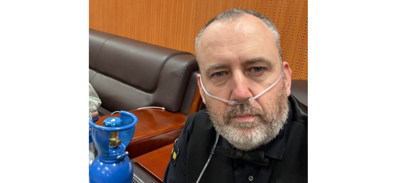 Snooker player Mark Williams uses oxygen during exhibition match in stunning location.