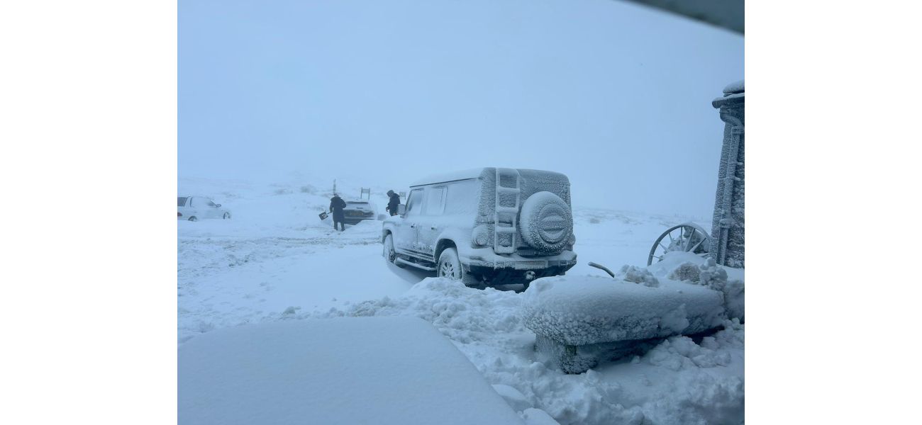 38 people are stuck at a pub in Britain due to heavy snow.