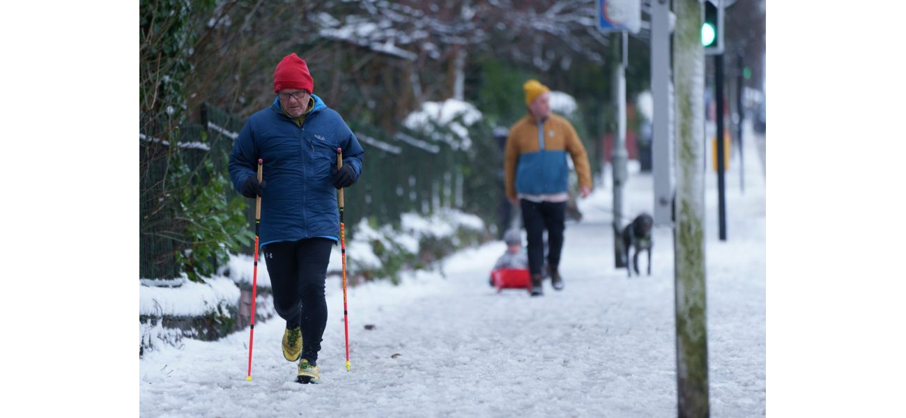 Snow and ice warnings have caused many UK schools to close or delay their opening.