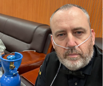 Snooker player Mark Williams uses oxygen during exhibition match in stunning location.
