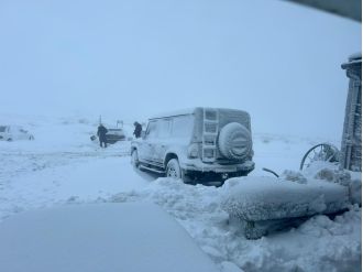 38 people are stuck at a pub in Britain due to heavy snow.