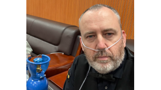 Snooker player Mark Williams uses oxygen during exhibition match in stunning location.