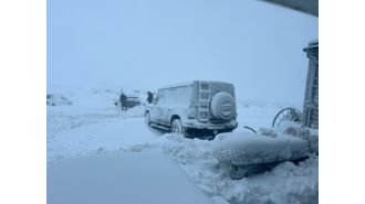 38 people are stuck at a pub in Britain due to heavy snow.
