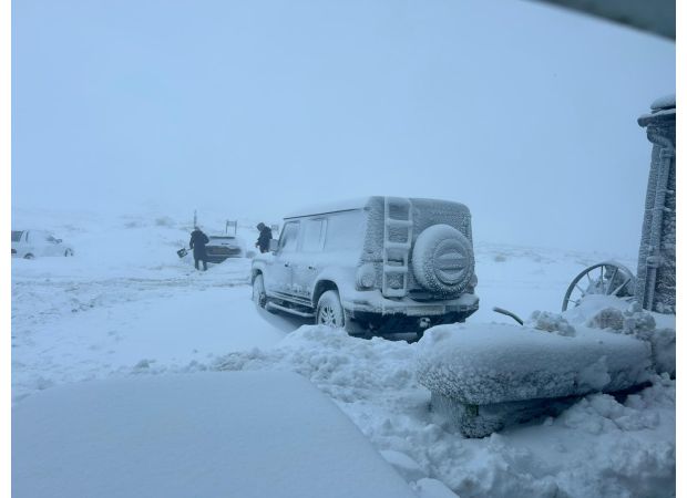 38 people are stuck at a pub in Britain due to heavy snow.