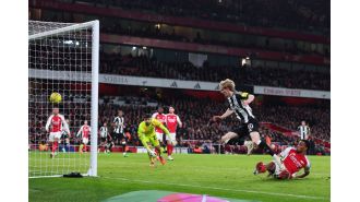 Dixon criticizes Arsenal player following Gordon's second goal, extending Newcastle's lead.