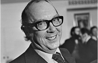 Famous glasses of Eric Morecambe sold for high five-figure amount in 'extraordinary' auction.