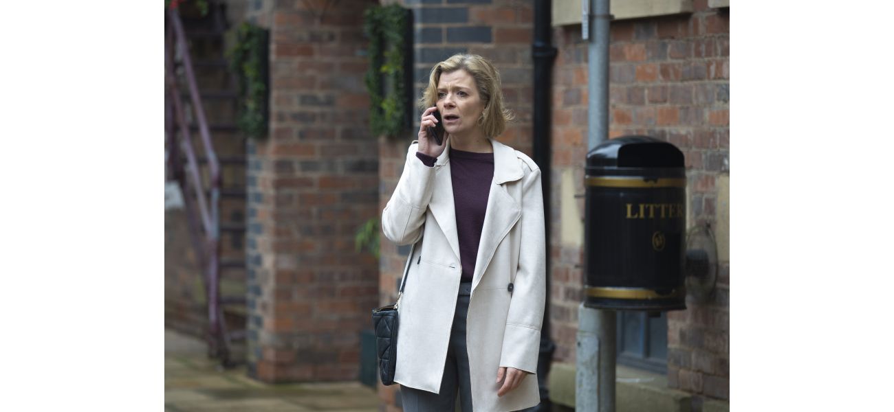 Leanne stirs things up by making a move on a surprising and already taken man in Coronation Street.