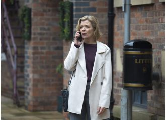 Leanne stirs things up by making a move on a surprising and already taken man in Coronation Street.