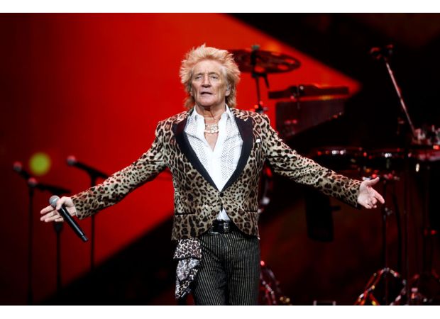 An actor from Friends shared that he delivered divorce papers to Sir Rod Stewart and doubts the musician is aware.