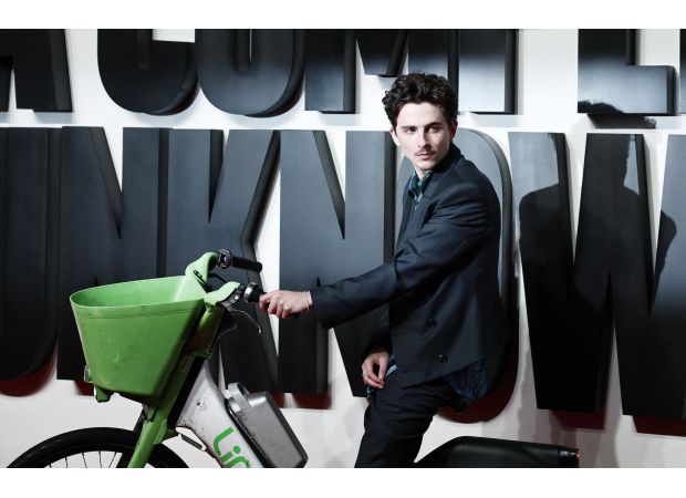 People are making fun of Timothee Chalamet for looking like he's trying too hard as he arrives at the London premiere on an electric bike.