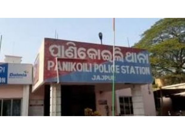 A woman in Odisha's Jajpur district protests in front of her lover's house after being abandoned.