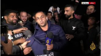 A journalist's powerful gesture of removing body armor during ceasefire declaration evokes emotions.